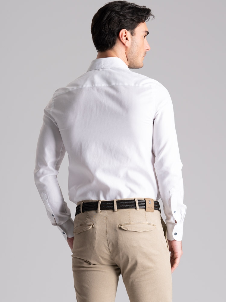 Camisa blanca de espiga para hombre con cuello abotonado