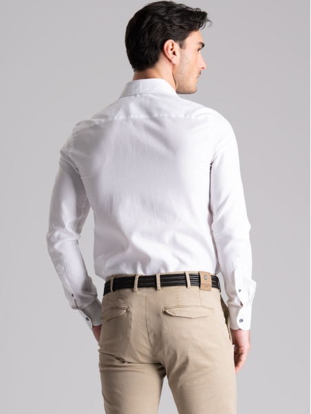 Camisa blanca de espiga para hombre con cuello abotonado