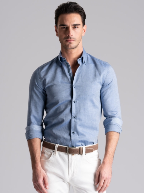 Camisa de hombre en mezcla de lino azul con cuello abotonado