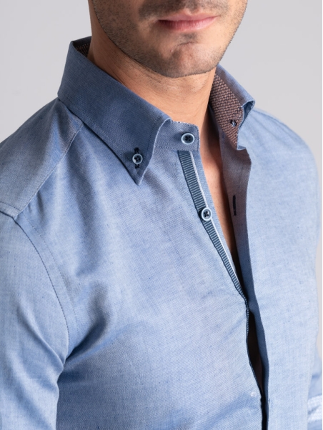 Camisa de hombre en mezcla de lino azul con cuello abotonado
