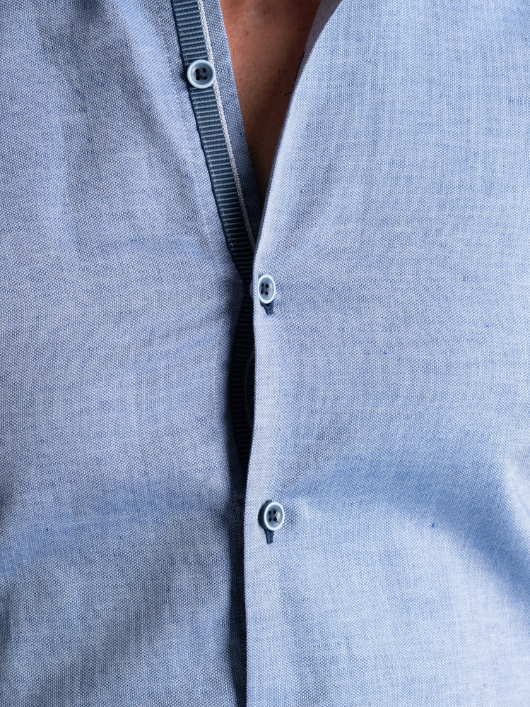 Camisa de hombre en mezcla de lino azul con cuello abotonado