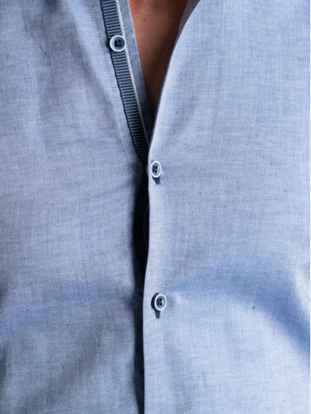 Camisa de hombre en mezcla de lino azul con cuello abotonado
