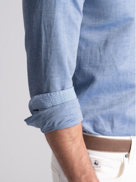 Camisa de hombre en mezcla de lino azul con cuello abotonado