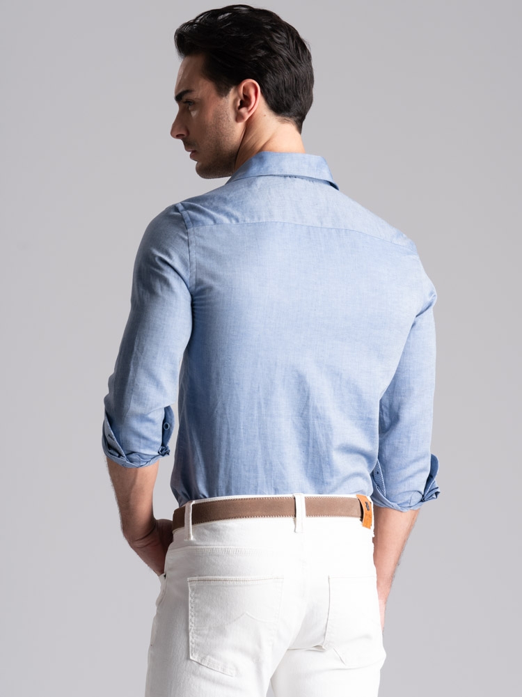 Camisa de hombre en mezcla de lino azul con cuello abotonado