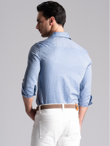 Camisa de hombre en mezcla de lino azul con cuello abotonado