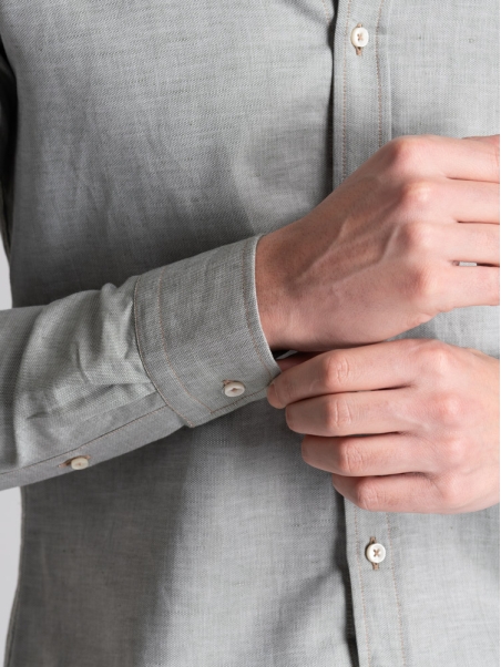 Camisa de cuello semifrancés en mezcla de lino verde para hombre