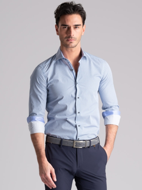 Camisa de hombre con diseño microgeométrico y cuello semifrancés