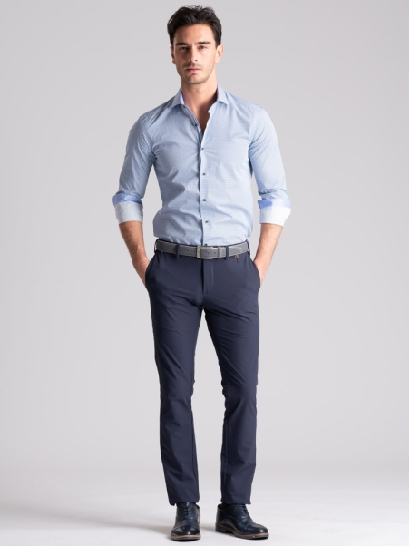Camisa de hombre con diseño microgeométrico y cuello semifrancés