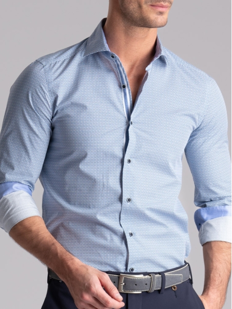 Camisa de hombre con diseño microgeométrico y cuello semifrancés