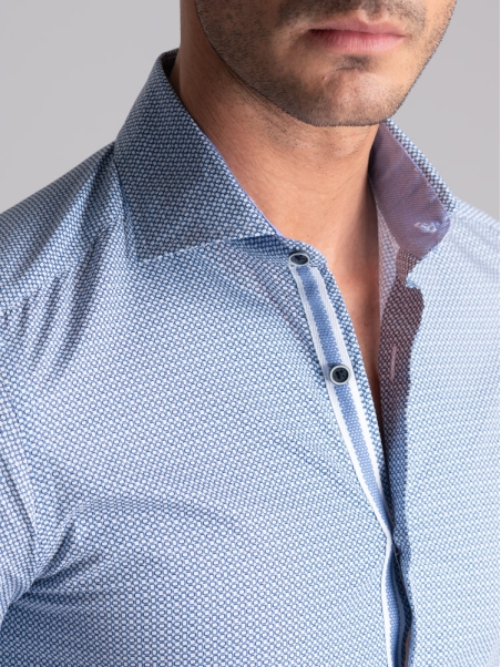 Camisa de hombre con diseño microgeométrico y cuello semifrancés