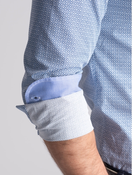 Camisa de hombre con diseño microgeométrico y cuello semifrancés