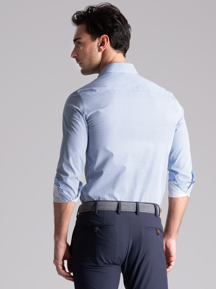 Camisa de hombre con diseño microgeométrico y cuello semifrancés