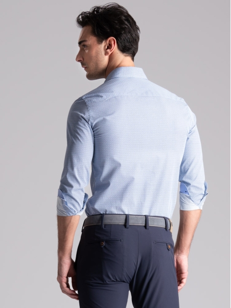 Camisa de hombre con diseño microgeométrico y cuello semifrancés