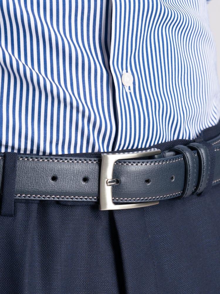Cinturón de piel para hombre con efecto arrugado y pespuntes en contraste
