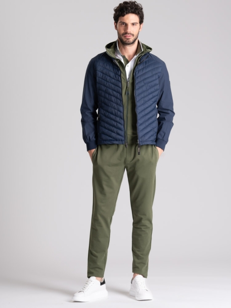 Chaqueta deportiva para hombre con dos tejidos y acolchado delante