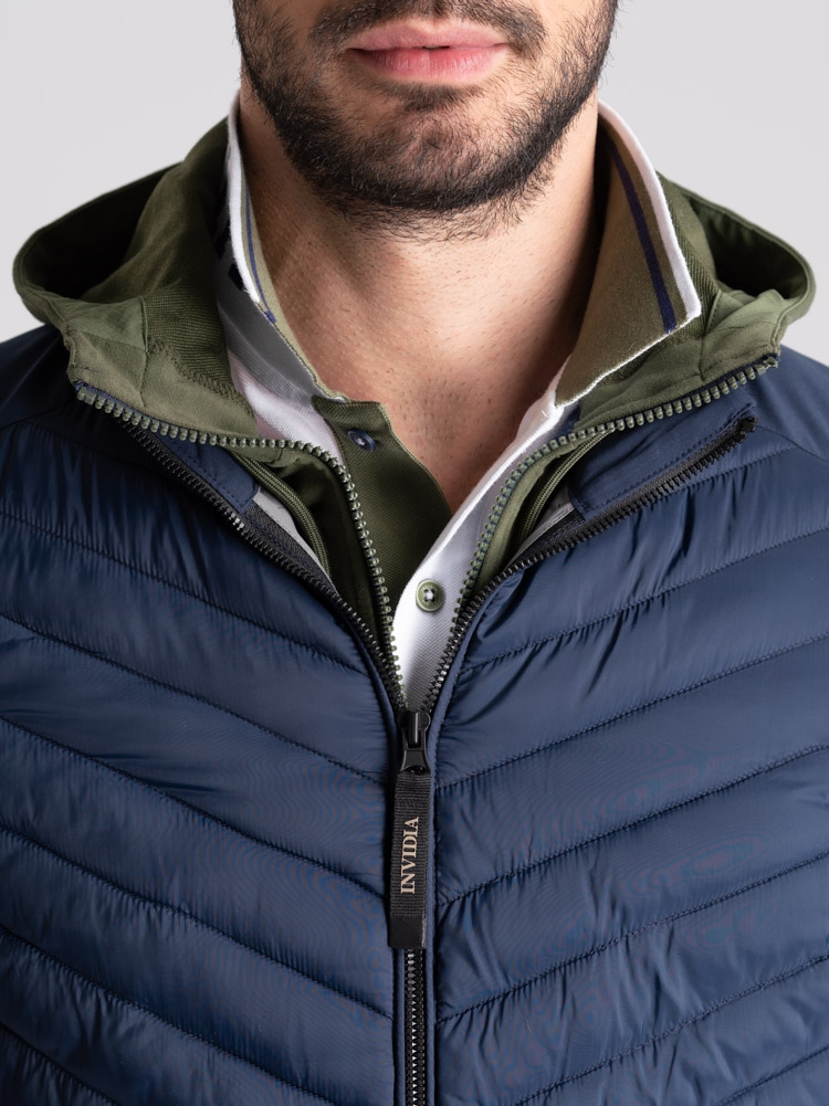 Chaqueta deportiva para hombre con dos tejidos y acolchado delante
