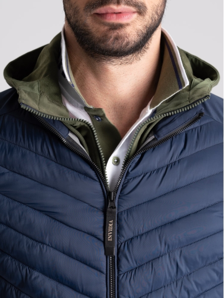 Chaqueta deportiva para hombre con dos tejidos y acolchado delante