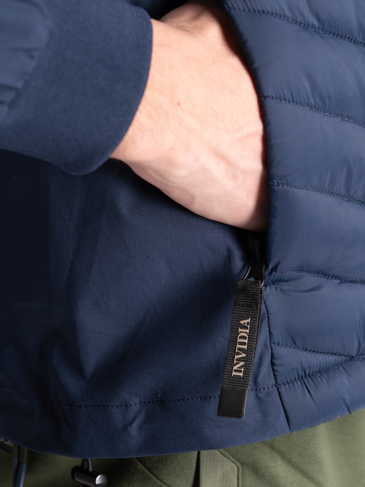 Chaqueta deportiva para hombre con dos tejidos y acolchado delante