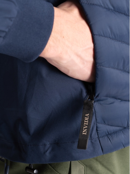 Chaqueta deportiva para hombre con dos tejidos y acolchado delante