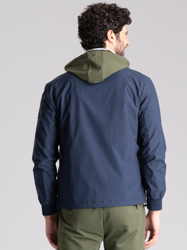 Chaqueta deportiva para hombre con dos tejidos y acolchado delante