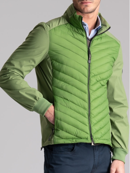 Chaqueta deportiva para hombre con dos tejidos y acolchado delante