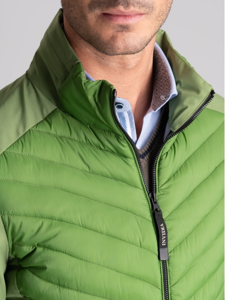 Chaqueta deportiva para hombre con dos tejidos y acolchado delante