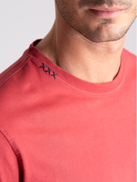 Camiseta de manga corta para hombre con puntales aplicados