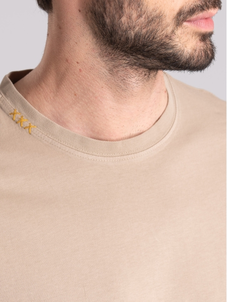 Camiseta de manga corta para hombre con puntales aplicados