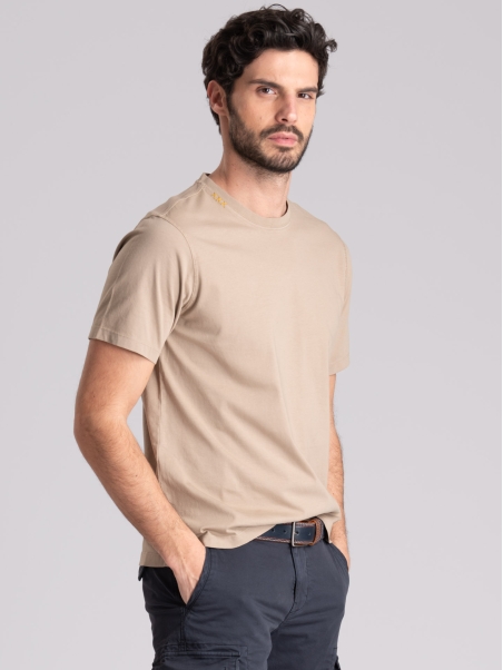 Camiseta de manga corta para hombre con puntales aplicados
