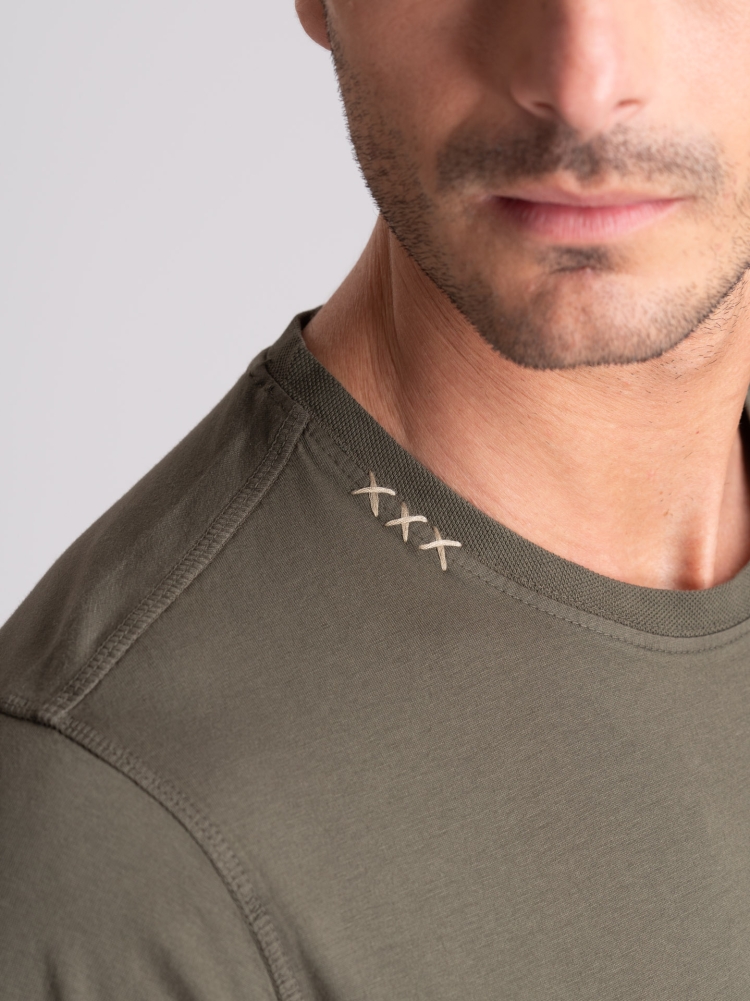 T-shirt uomo a mezza manica con puntoni applicati