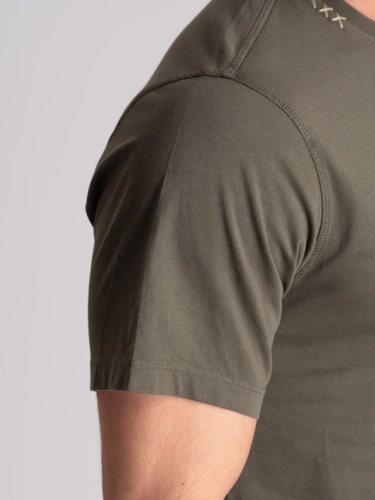 Camiseta de manga corta para hombre con puntales aplicados
