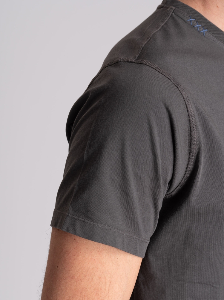 T-shirt uomo a mezza manica con puntoni applicati