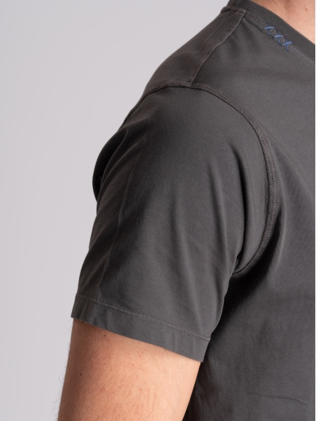 Camiseta de manga corta para hombre con puntales aplicados