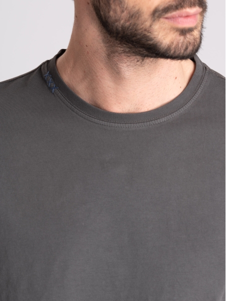 Camiseta de manga corta para hombre con puntales aplicados
