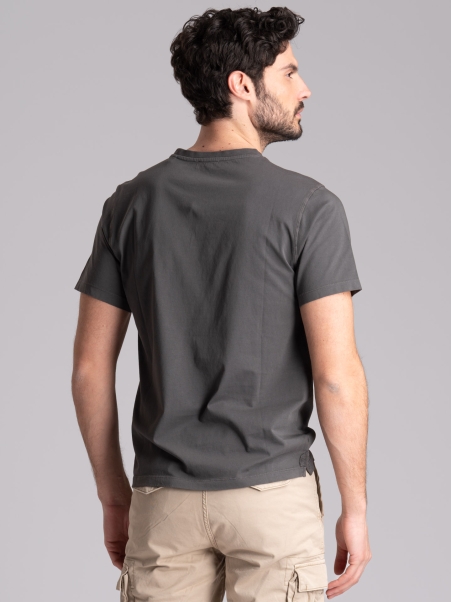 Camiseta de manga corta para hombre con puntales aplicados
