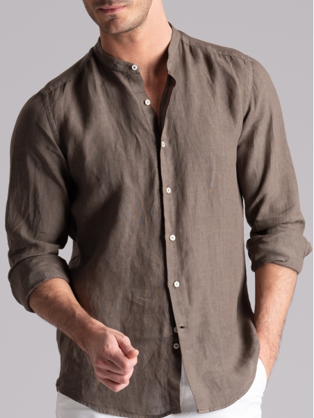 Camisa de hombre de lino color barro con cuello mao