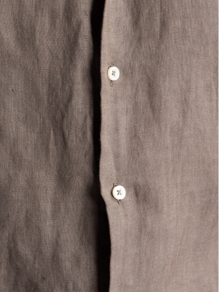 Camisa de hombre de lino color barro con cuello mao