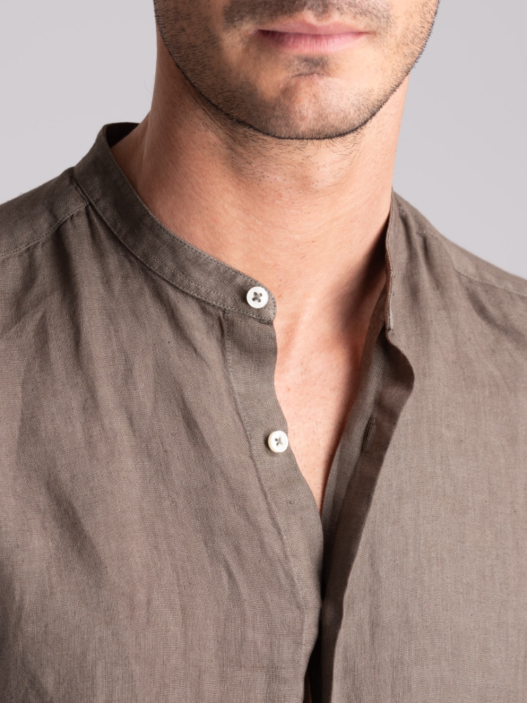 Camisa de hombre de lino color barro con cuello mao