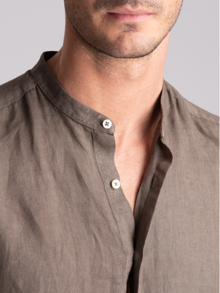 Camisa de hombre de lino color barro con cuello mao