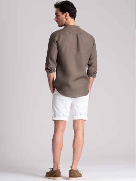 Camisa de hombre de lino color barro con cuello mao