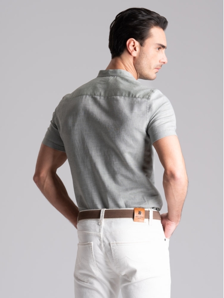 Camisa hombre mezcla de lino verde media manga cuello coreano