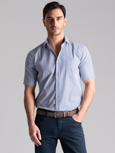 Camisa regular de media manga a rayas para hombre
