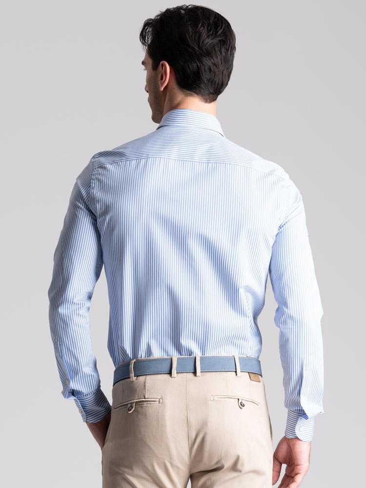 Camisa de caballero azul claro cuello semifrancés