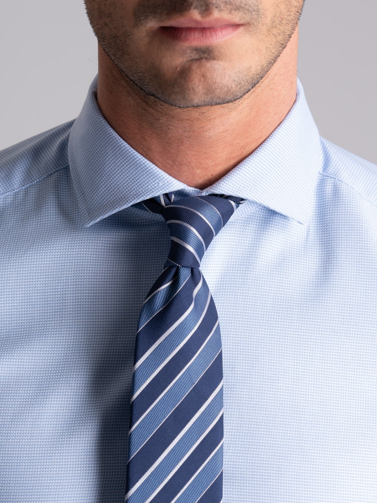 Camisa azul claro de caballero con cuello semifrancés reforzado