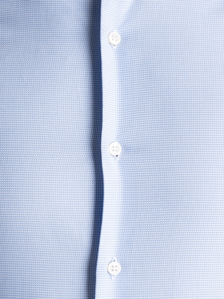 Camisa azul claro de caballero con cuello semifrancés reforzado