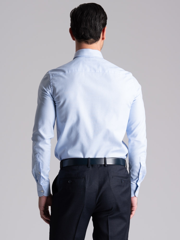 Camisa azul claro de caballero con cuello semifrancés reforzado