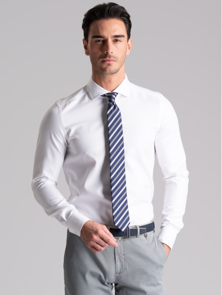Camisa blindada blanca de hombre cuello semifrancés