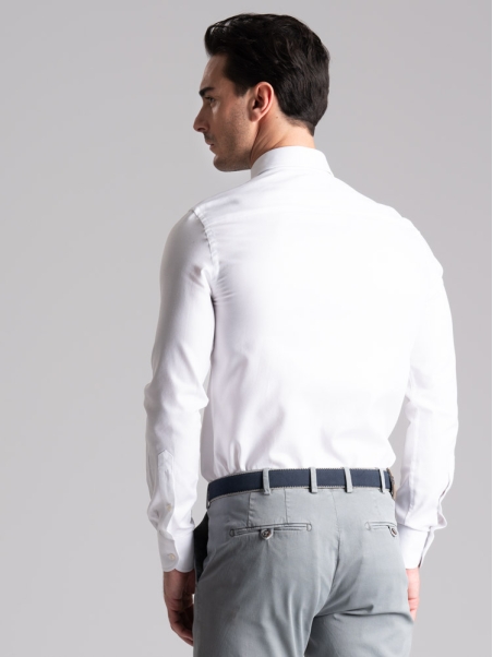 Camisa blindada blanca de hombre cuello semifrancés