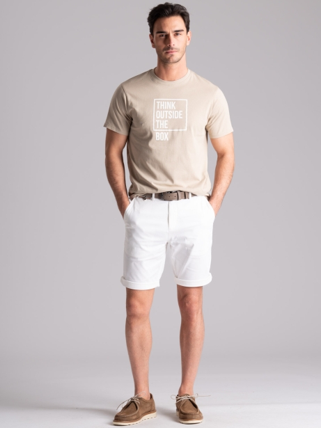 Bermudas chinas de hombre con cintas y ribetes aplicados