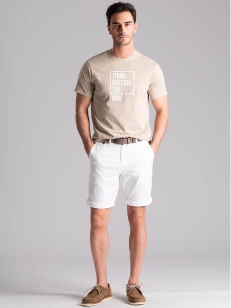Bermudas chinas de hombre con cintas y ribetes aplicados